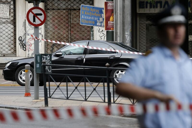 Una busta esplode nell'auto di Papademos 9