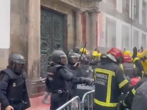 Spagna, violento scontro fra vigili del fuoco e poliziotti: cosa sta succedendo