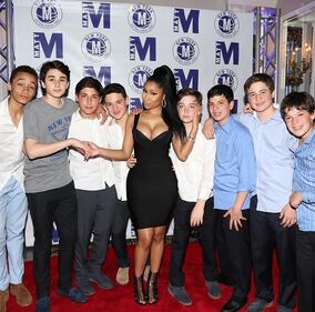 Nicki Minaj posa con i ragazzi del Bar Mitzvah, ma scappa la palpatina 1