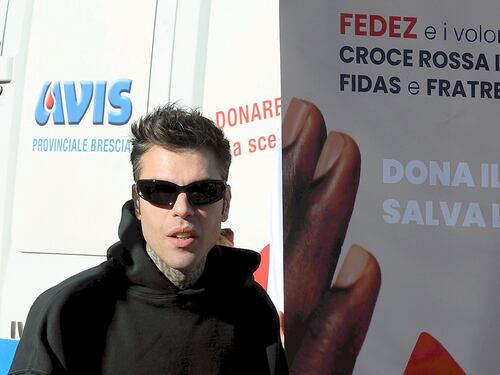 Fedez dona il sangue e se ne va quando arriva La Russa. Che replica: "Omuncolo"