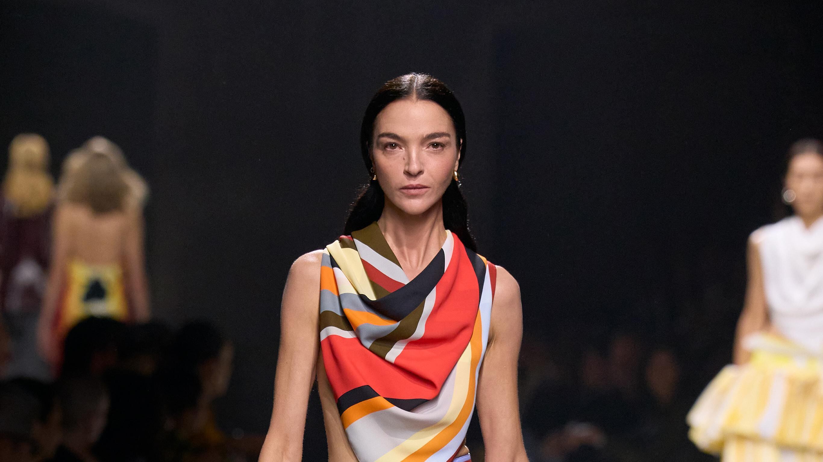 Rane gioiello sul tacco e abito origami: da Bottega Veneta la moda è un gioco