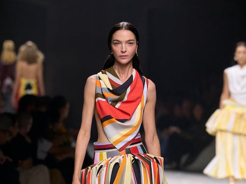 Rane gioiello sul tacco e abito origami: da Bottega Veneta la moda è un gioco
