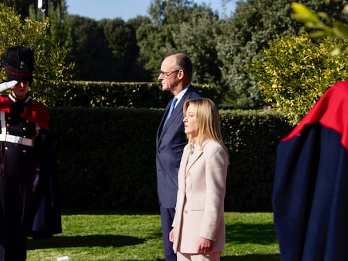 Il d-day del fronte migranti e le tensioni tra Meloni e Merz