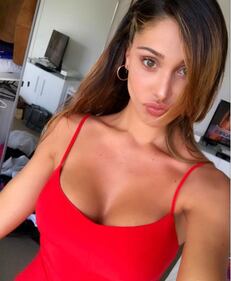 Belen Rodriguez sexy in costume giallo 11