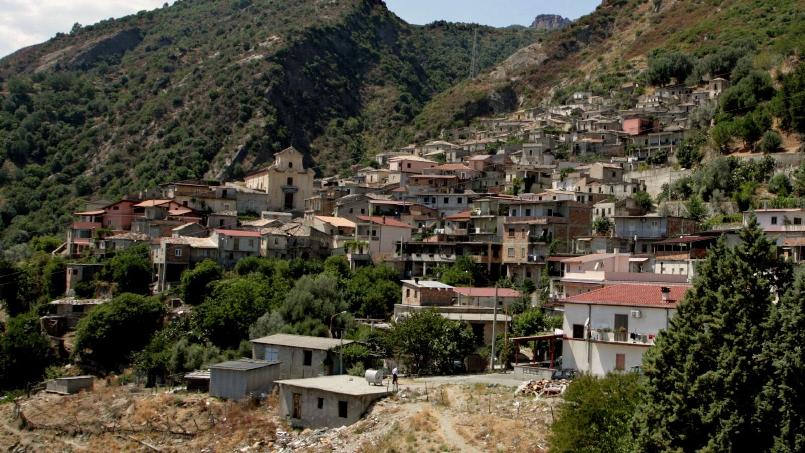 Lungo il sentiero della paura. Il reportage di Feltri