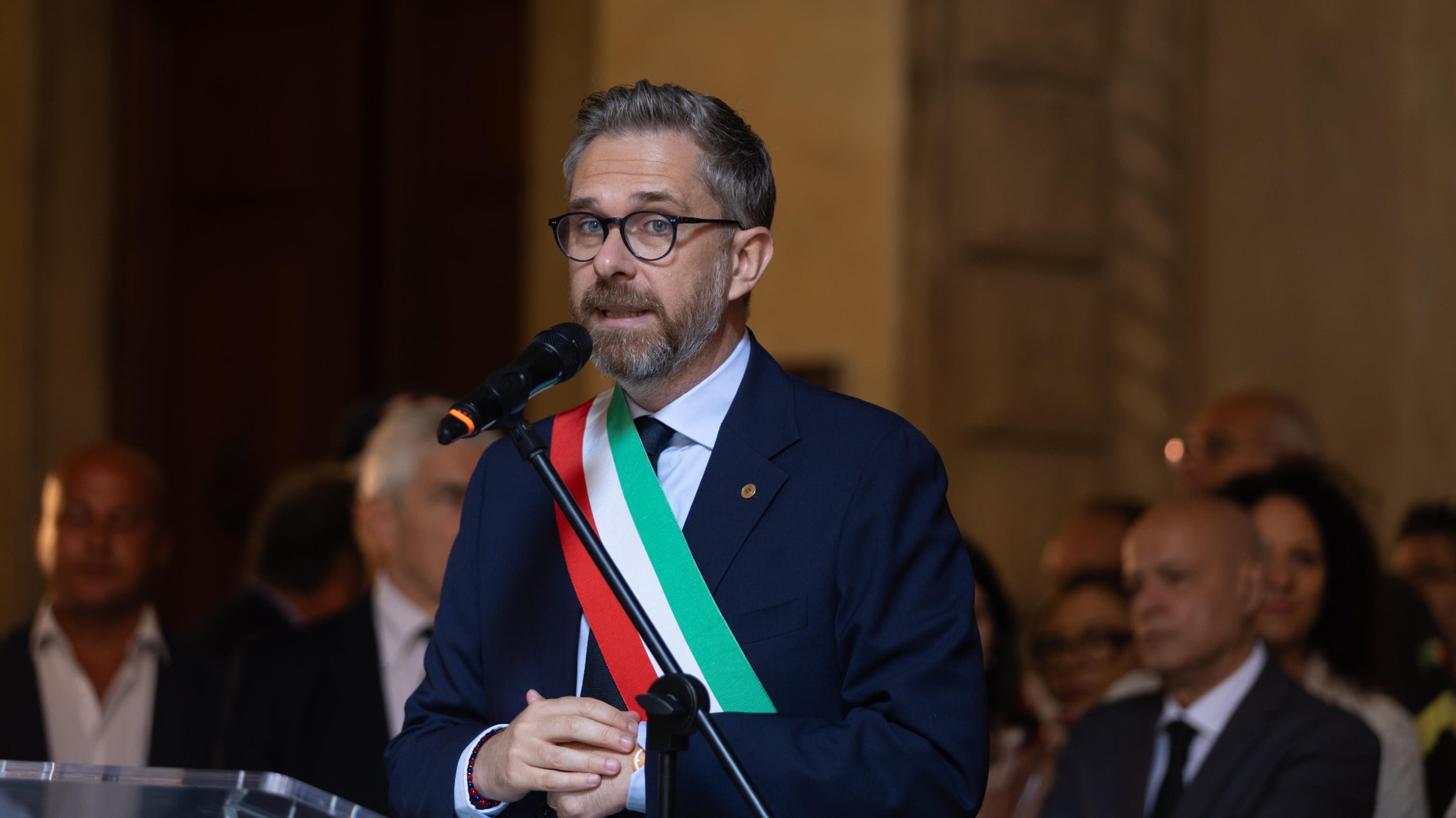 Lepore nei guai per la piazza abusiva. L'agente ferito: non mi ha chiamato