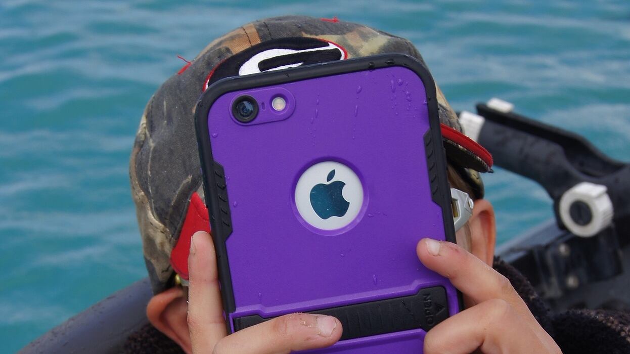 Bimbo gioca con l'iPhone della mamma, lo blocca per 47 anni