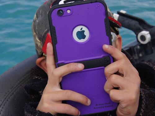 Bimbo gioca con l'iPhone della mamma, lo blocca per 47 anni