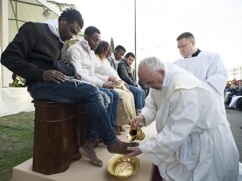 Papa Francesco, lavanda dei piedi a due musulmani e un buddista