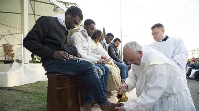 Papa Francesco offre tremila gelati a poveri, migranti e rom