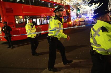 Londra, scatta l'allarme a Oxford Street: paura tra la gente 17