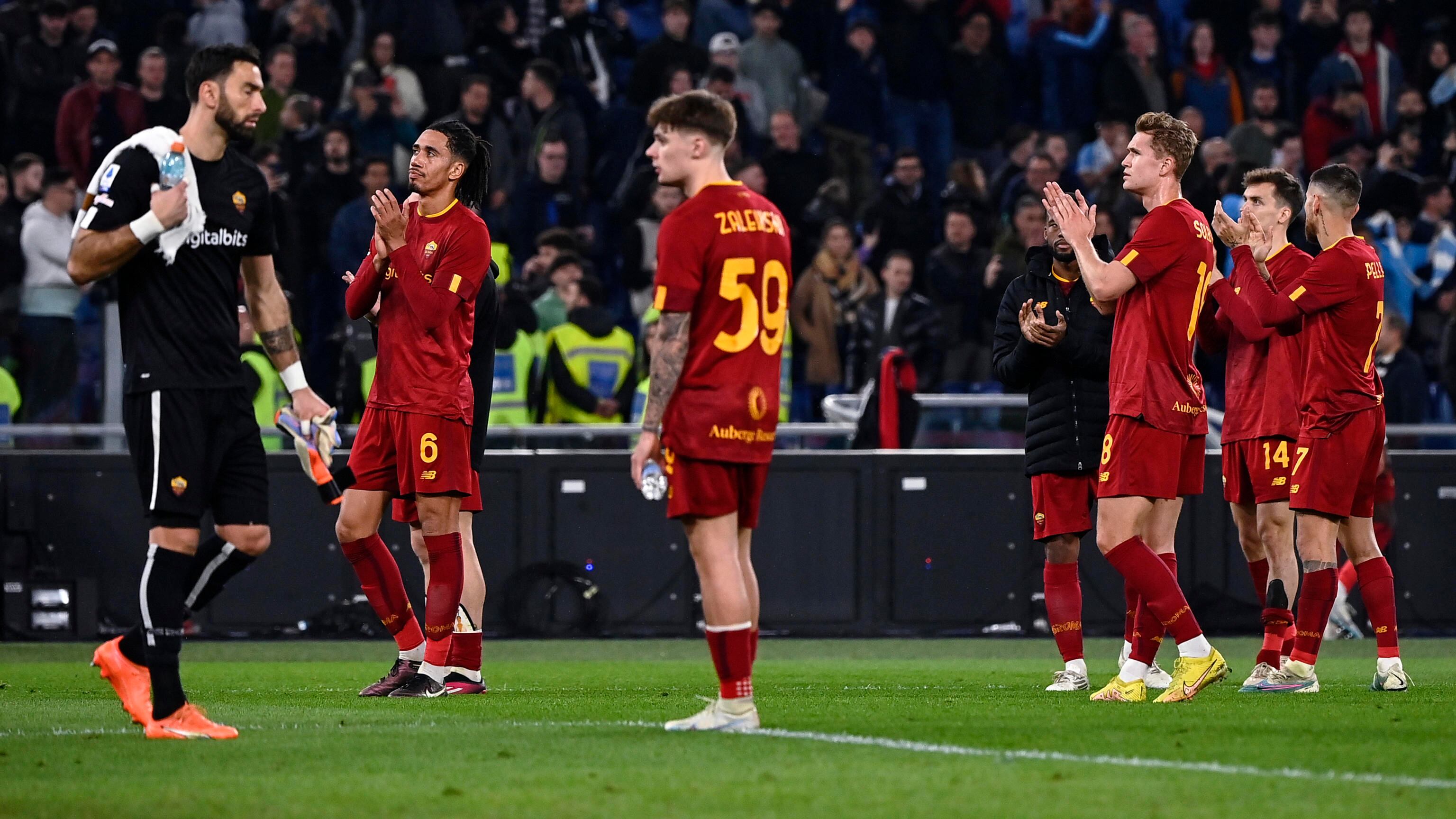Brutto calcio a Milano e Roma. La Lazio sola dietro il Napoli