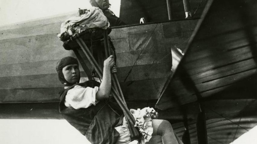 Tiny, la piccola grande donna che si lanciò per prima con il paracadute