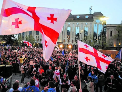 La Georgia in piazza contro la "legge russa" che l'allontana dall'Ue
