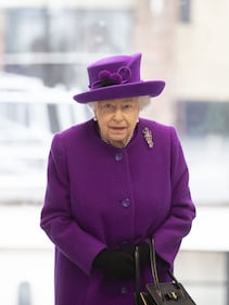 La Regina Elisabetta II in viola, foto 2