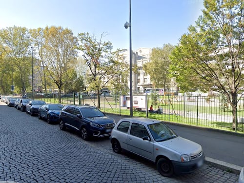 Marocchino aggredisce una 19enne al parco giochi e poi si spoglia: "Fallito il modello di accoglienza"