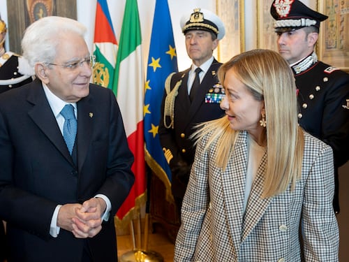 Vacanze dei politici, tra mare, montagna e appuntamenti istituzionali: da Mattarella a Meloni, ecco dove trascorreranno l’estate