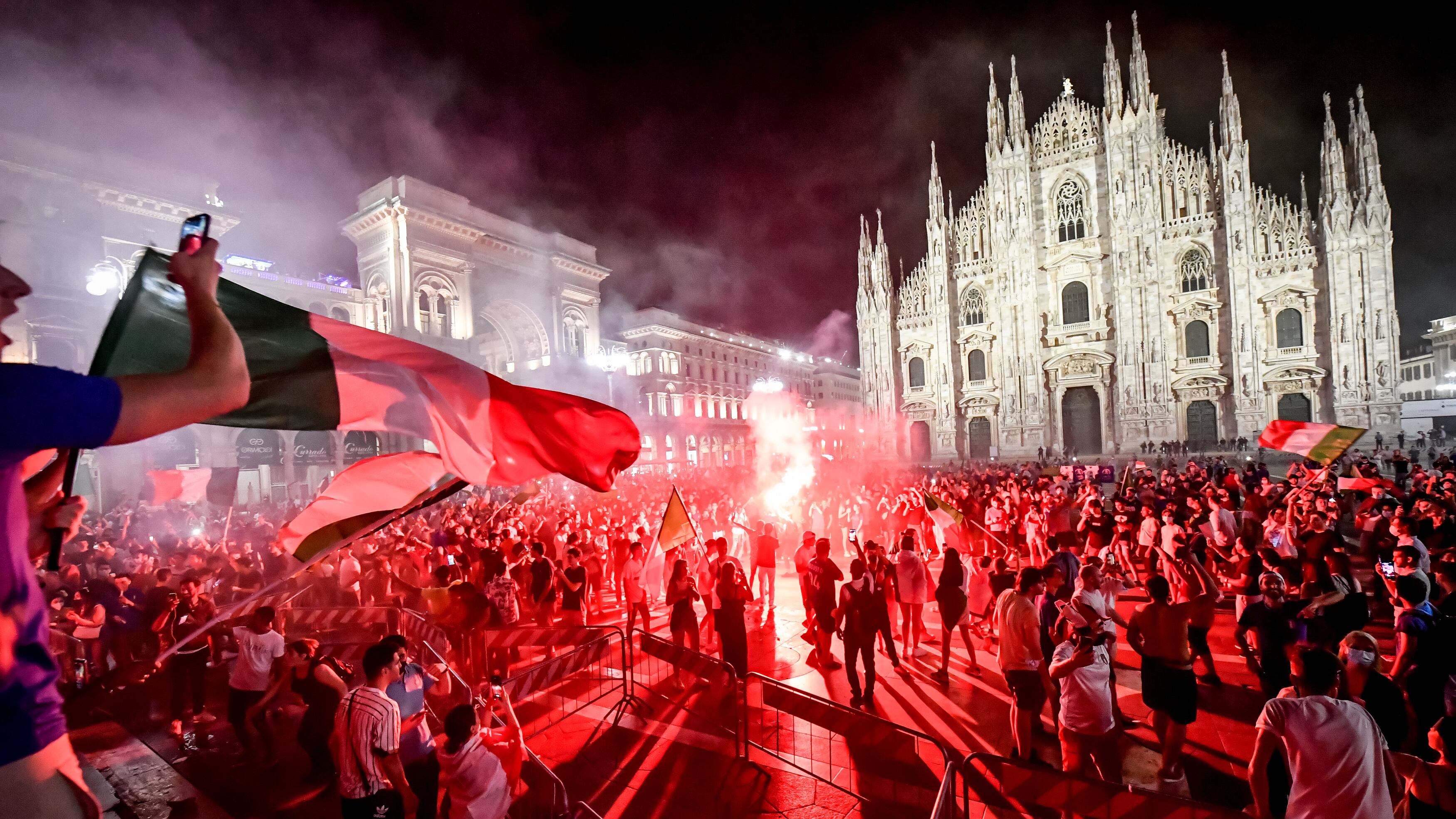 Alcol, bombe carta e feriti. La festa senza regole dell'Italia post lockdown