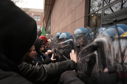 Gli scontri tra manifestanti e polizia a Torino 10