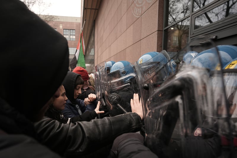 Gli scontri tra manifestanti e polizia a Torino 10
