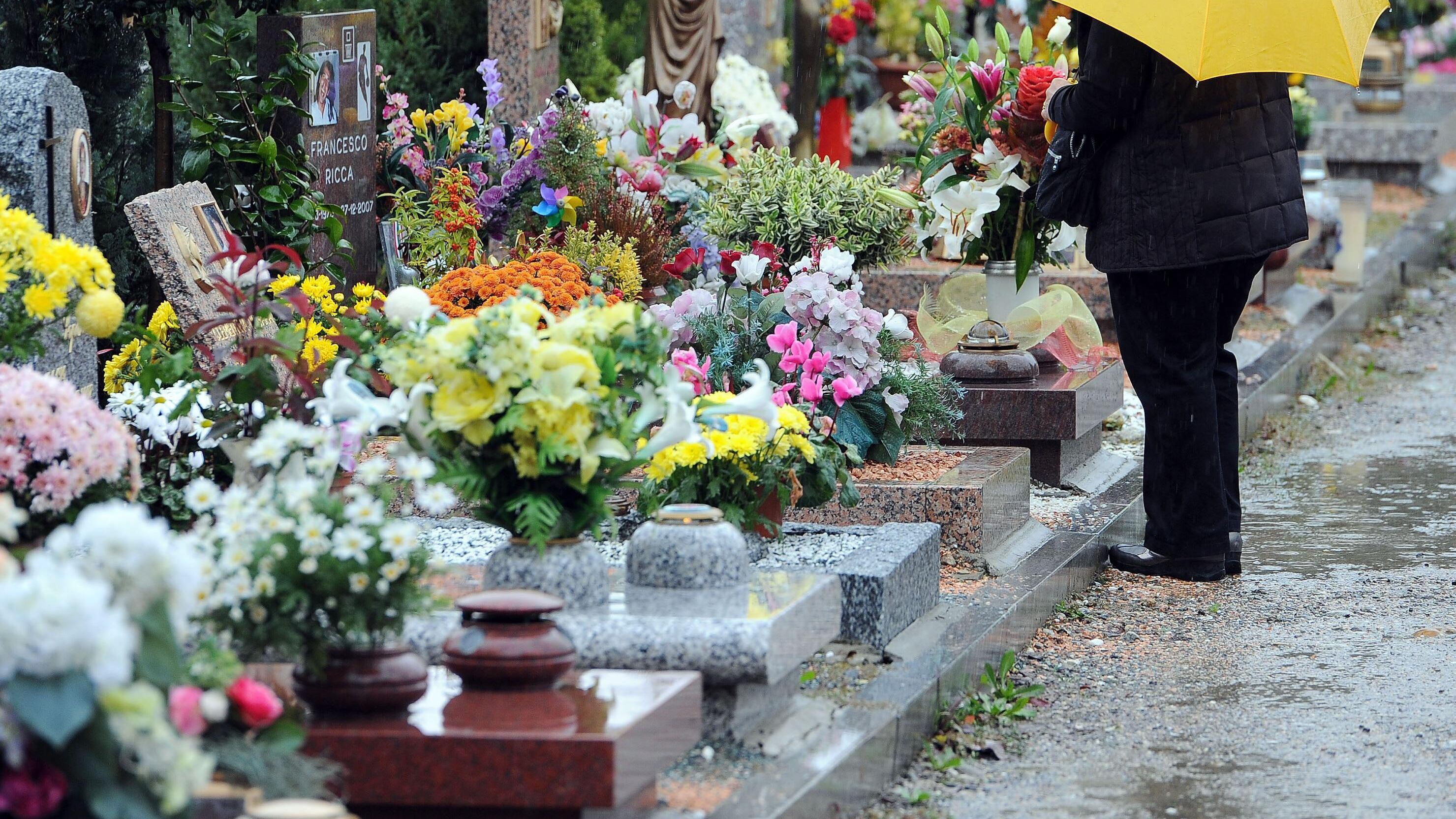 La crisi colpisce anche i morti: in Inghilterra vengono sepolti nei giardini domestici