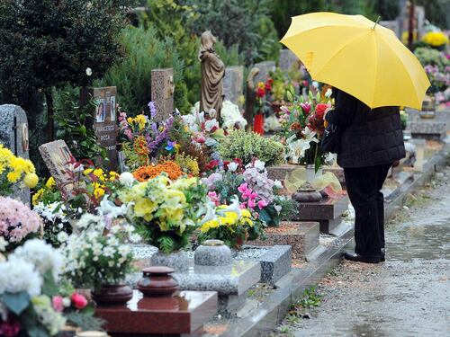 La crisi colpisce anche i morti: in Inghilterra vengono sepolti nei giardini domestici