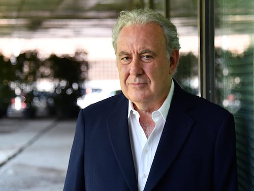 Santoro in campo per sfidare i dem, lancia la lista dei forcaioli anti-Usa