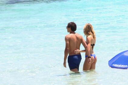 Elena Santarelli sexy in spiaggia 33