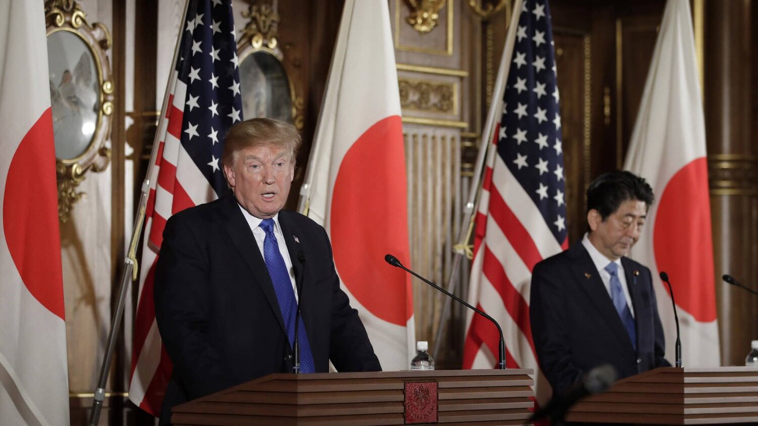 Lo schiaffo di Trump all'imperatore del Giappone: niente inchino