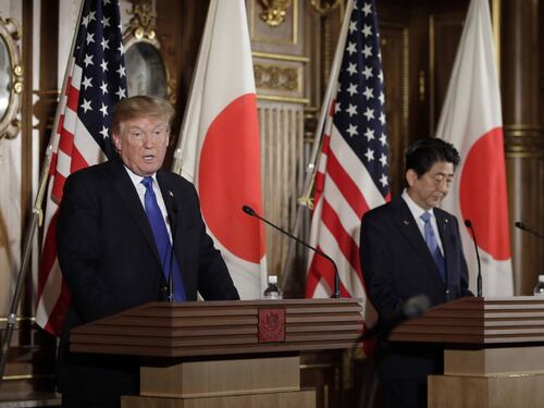 Lo schiaffo di Trump all'imperatore del Giappone: niente inchino