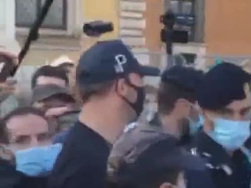 Non ha la mascherina sul volto Polizia porta via un "no mask" dalla manifestazione