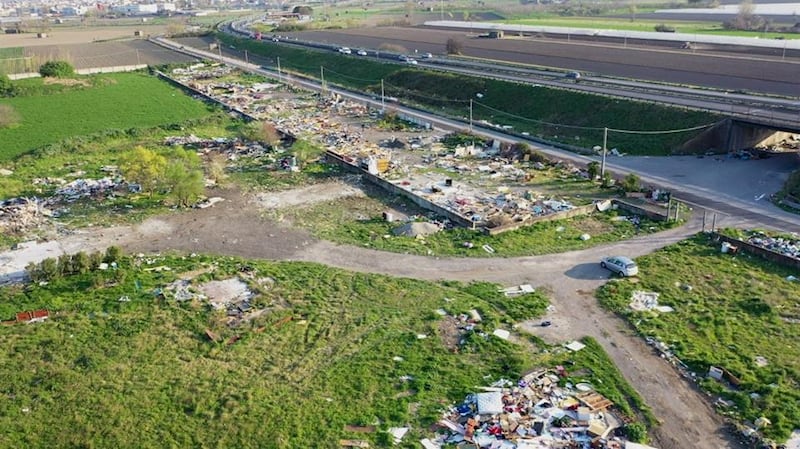 Acerra, rifiuti nel campo rom smantellato: nel mirino le operazioni di pulizia 1