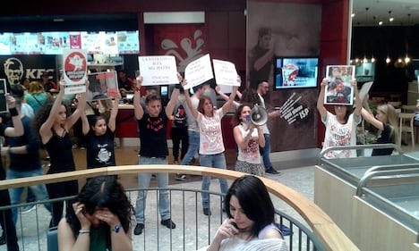 Animalisti contro il Kfc di Arese 4