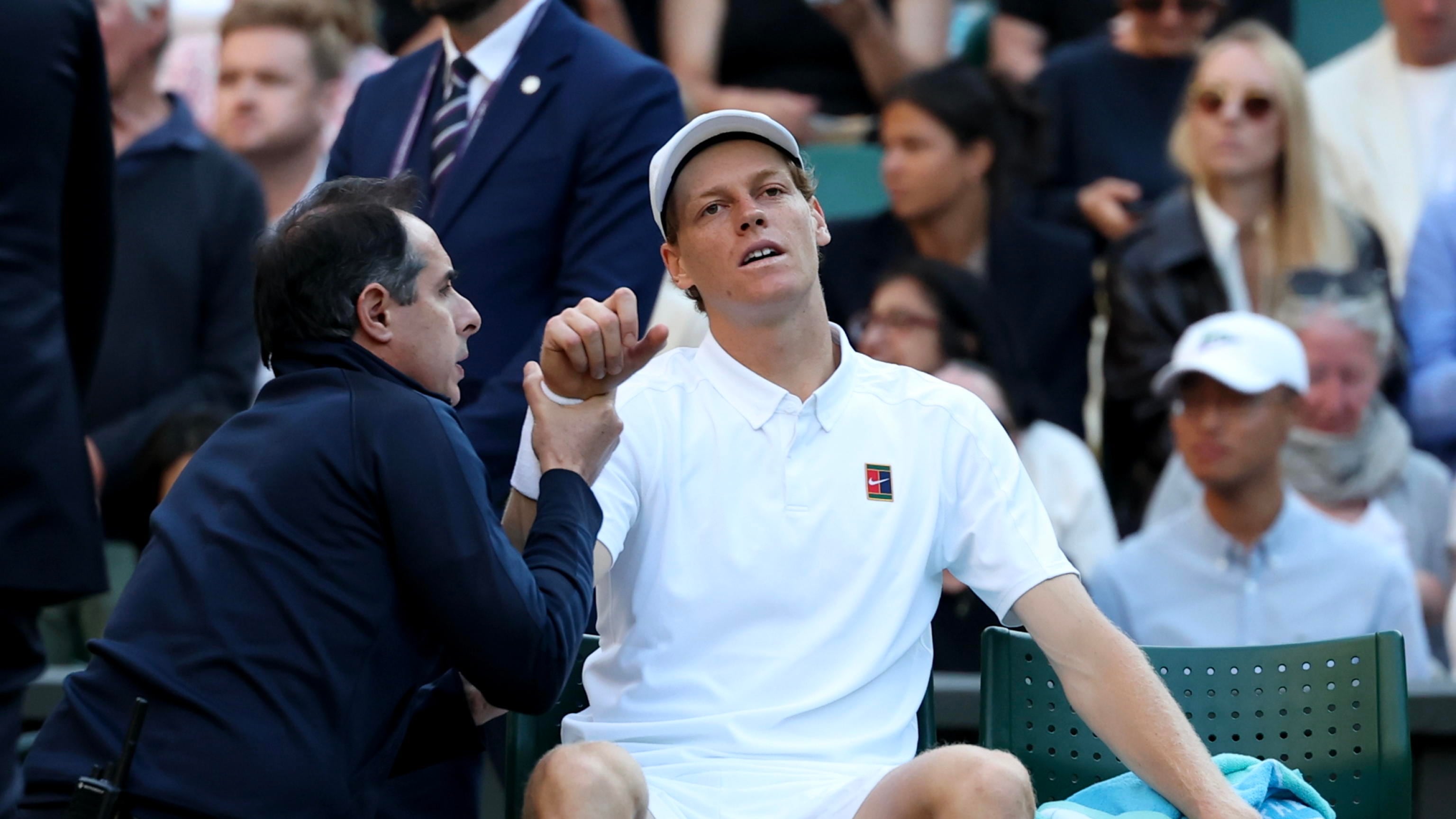 Sinner, senza staff e infortunato a Wimbledon: salta l'allenamento del pomeriggio