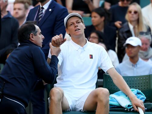 Sinner, senza staff e infortunato a Wimbledon: salta l'allenamento del pomeriggio