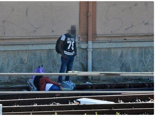 I migranti dormono sui binari. Ecco il degrado nella stazione