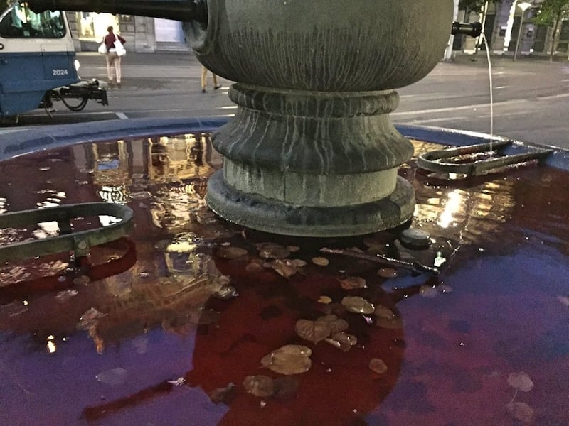 Mestruazioni taboo: le fontane di Zurigo si colorano di rosso 5