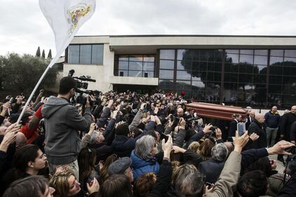 I funerali di Pino Daniele al Divino Amore a Roma 2