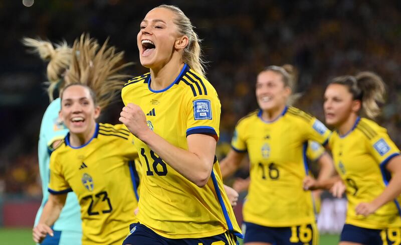Fridolina Rolfö centra un rigore magistralmente eseguito (via Fifa)