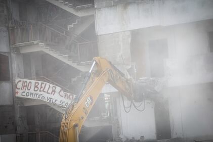 Scampia, inizia la demolizione della Vela gialla 6