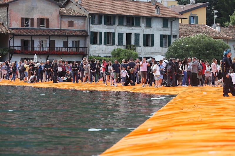 La passerella dorata di Christo che fa camminare sulle acque 9