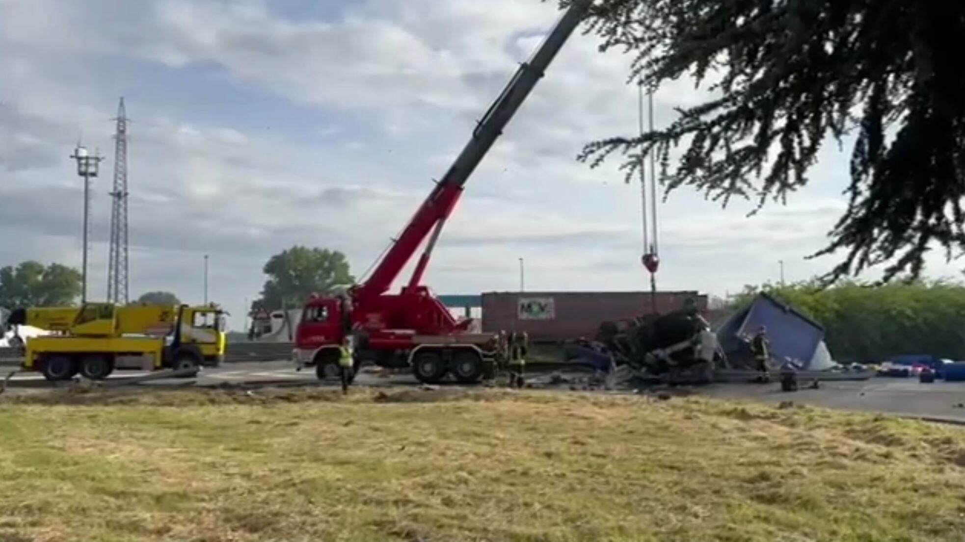 Piacenza, camion carico di acido travolge vettura in autogrill: un morto, 7 intossicati