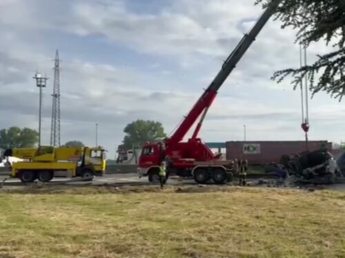 Piacenza, camion carico di acido travolge vettura in autogrill: un morto, 7 intossicati
