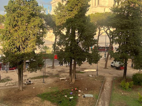 Degrado e sporcizia ai piedi del Campidoglio: "l'accampamento" con vista sull'Altare della Patria