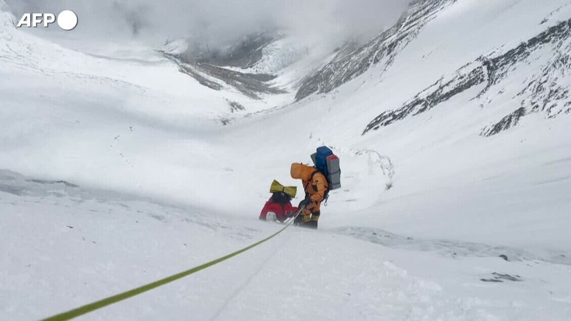 Vola giù dall'Everest e sopravvive: la folle impresa