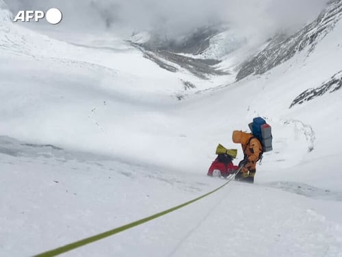 Vola giù dall'Everest e sopravvive: la folle impresa
