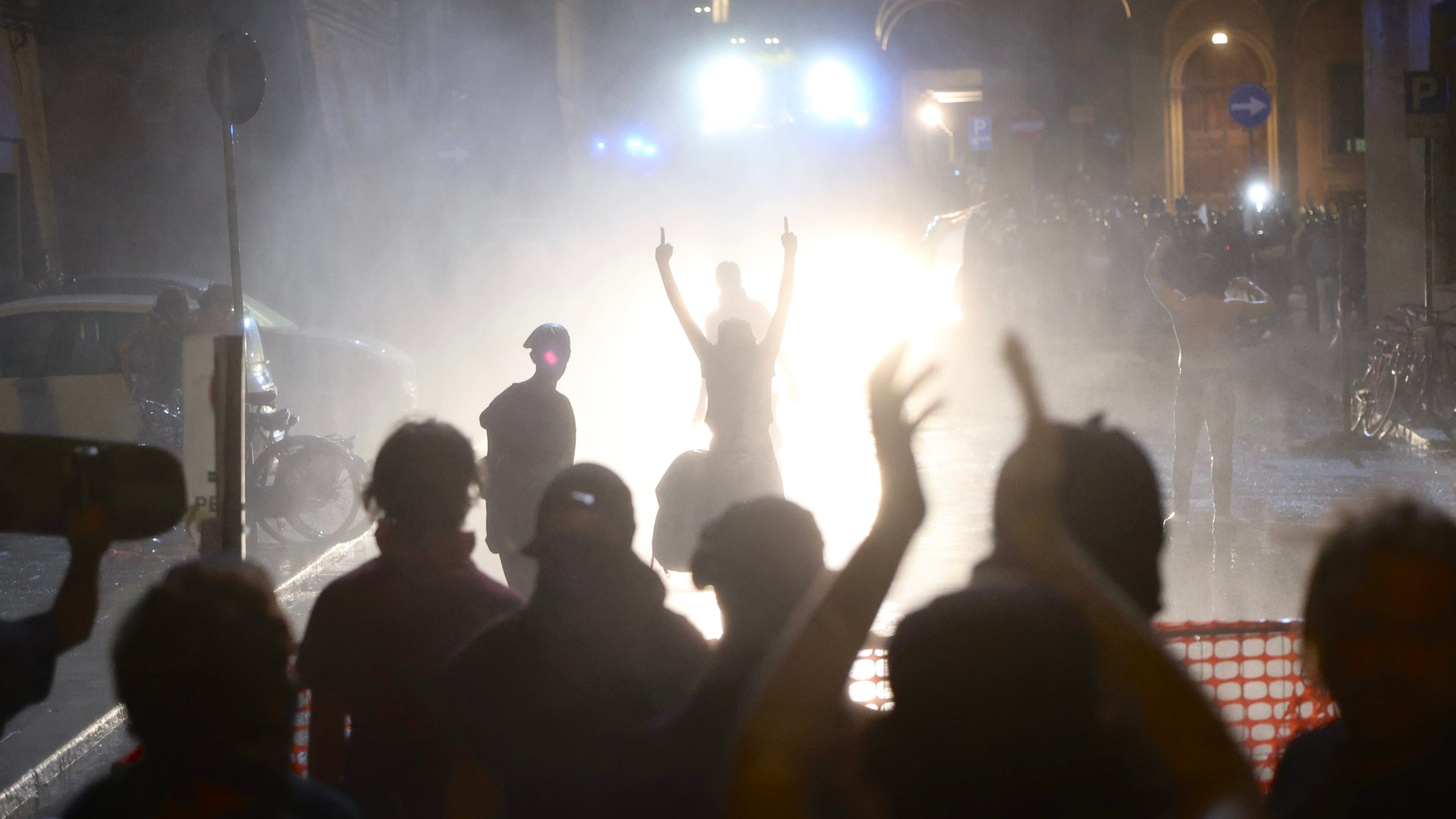 Bologna a ferro e fuoco, ma la sinistra coccola i violenti