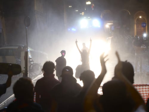 Bologna a ferro e fuoco, ma la sinistra coccola i violenti