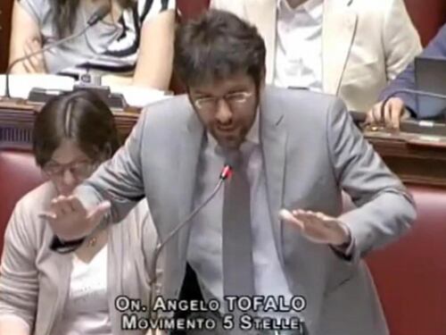 Il grillino che fa il fascista Urla "Boia chi molla" mentre parla la Boldrini