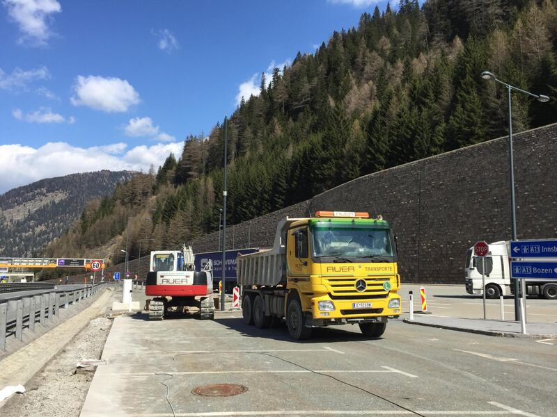 L'Austria erige il muro al Brennero 1